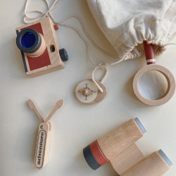 Kit d'explorateur : jumelle, appareil photo, loupe, boussole et couteau suisse en bois-detail
