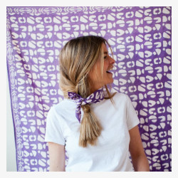 Petit foulard Manika " Artistic violette " de la marque Apaches Collections-detail